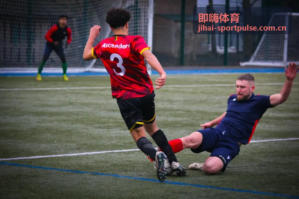 即嗨体育体育文化：社区球场上的少年足球训练